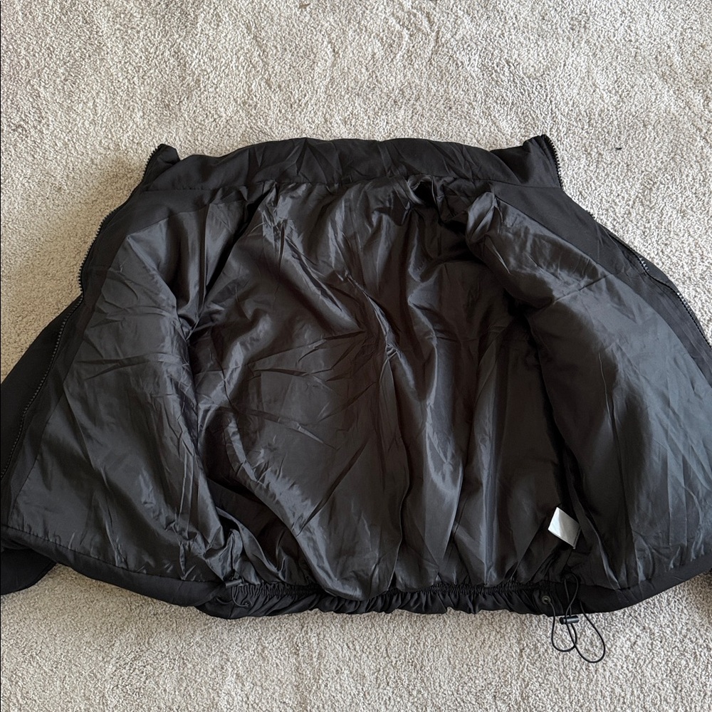 Amazon Essentials Women's Cropped Full-Zip Puffer Jacket - Picture 7 of 10
